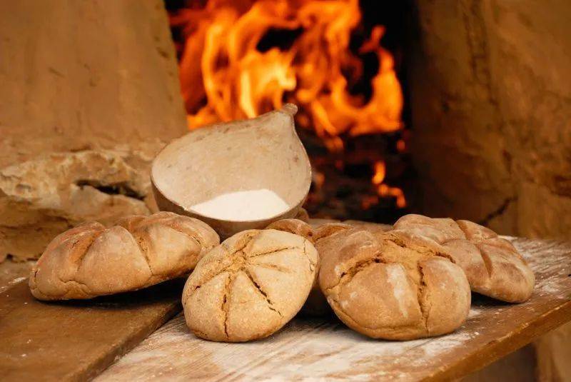 位于德国的欧洲面包博物馆（Europäische Brotmuseum）复刻的罗马军团时期的面包，面包表皮暗淡无光泽<br>