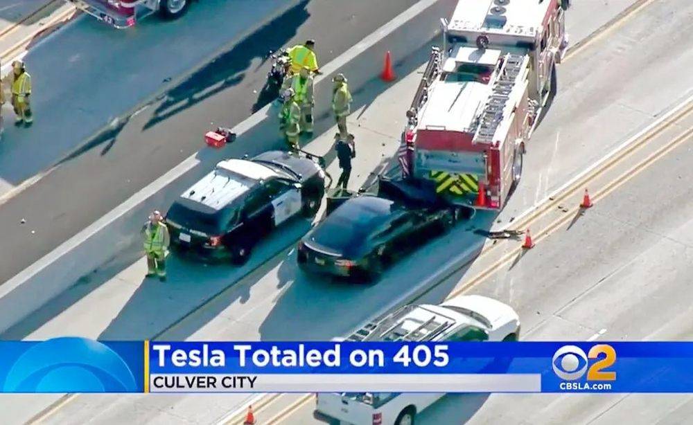 2018年，加州 Culver City，一辆开启了 Autopilot 功能的特斯拉 Model S 轿车冲击正在处理另一起车祸的消防车，险些造成人员伤亡 图片来源：KCBS-TV<br label=图片备注 class=text-img-note>