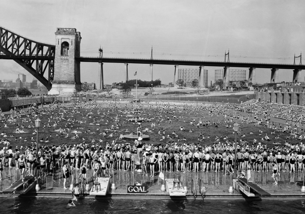 位于纽约皇后区，摩西兴建的阿斯托里亚游泳池（Astoria Pool）。图片来源：The Bowery Boys<br>