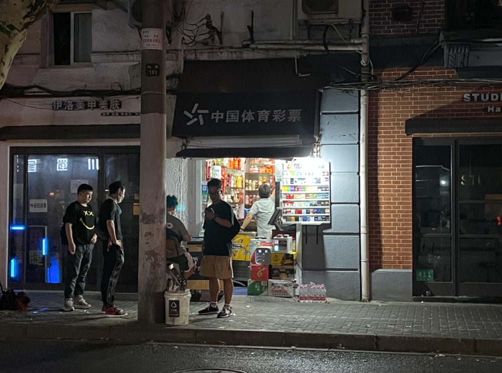 公路商店生意火爆顺便带旺了周边的商家