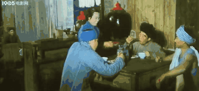 ▲电影《边城》，茶峒城里吃早酒的湘西人