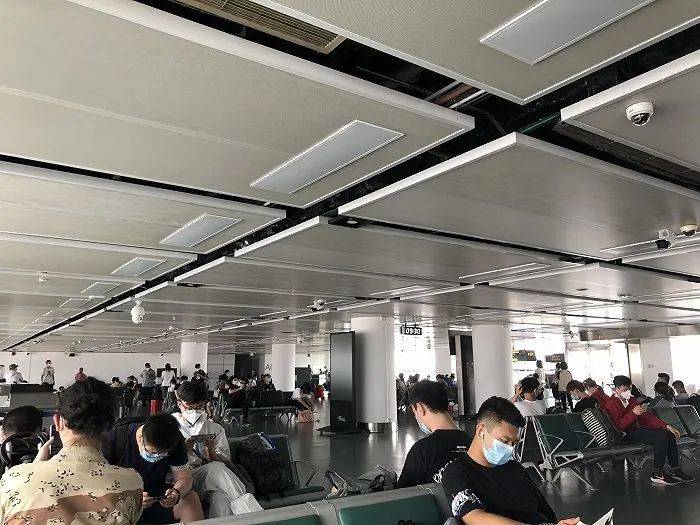 广州白云机场，不少学生在候机。图片由受访者提供