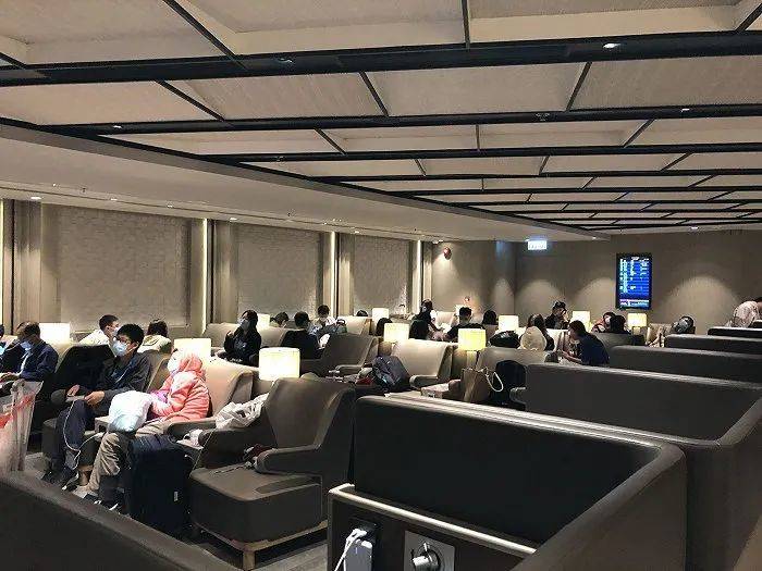 中国香港机场所有商店关闭，学生们在贵宾室休息。图片由受访者提供