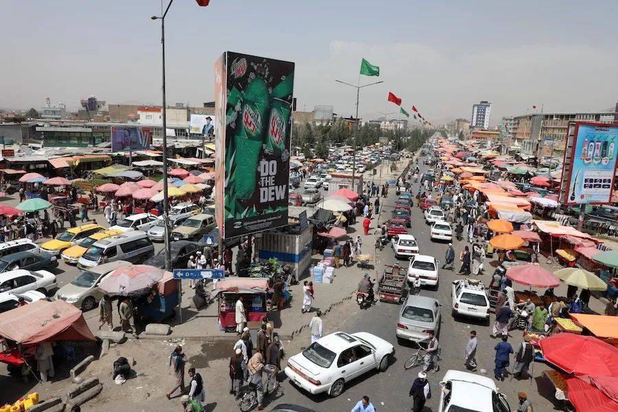 2021年8月19日，阿富汗喀布尔，阿富汗塔利班进入喀布尔后，民众在市场购物。