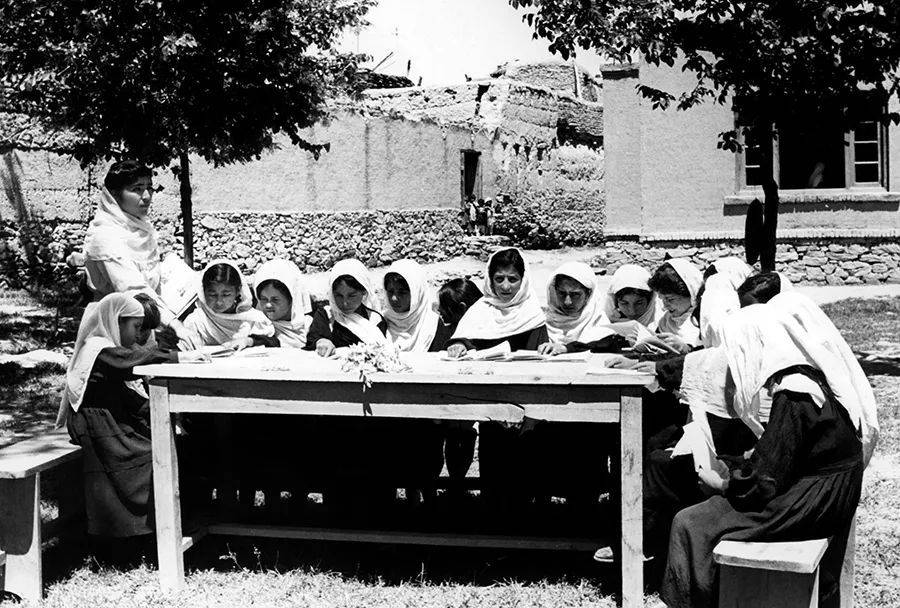 1960年，喀布尔学校中的女学生和女老师。