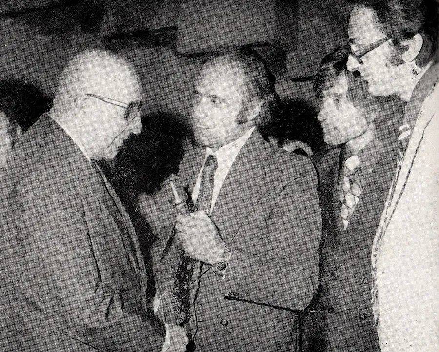 1974年，穆罕默德·达乌德汉（左一）接受采访