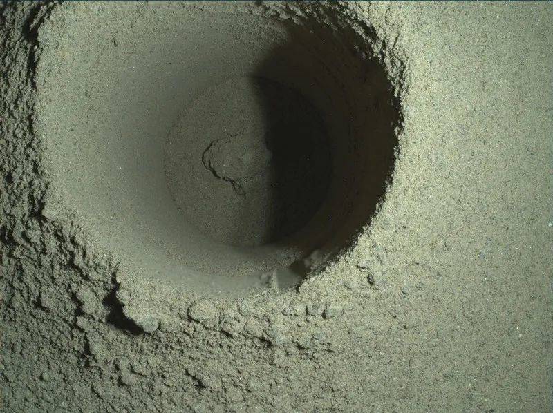 从这张毅力号火星车首个钻孔（宽2.7厘米）的合成图像来看，岩芯样本很有可能被压得粉碎了。来源：NASA/JPL-Caltech/MSSS