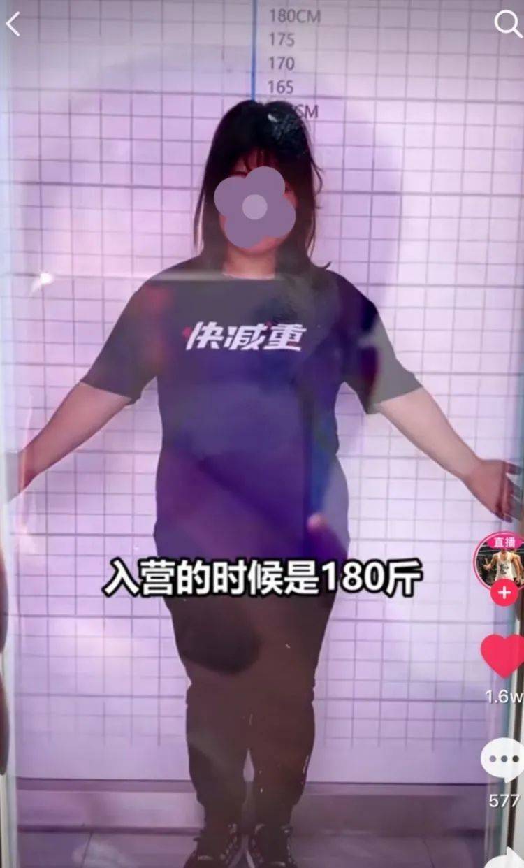 闪光灯打在脸上的瞬间，小美感觉自己像个嫌犯。/短视频截图 <br>