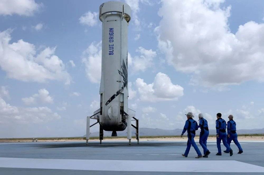 ◆ 贝索斯（左一）和他的同伴准备登上“新谢泼德”号。杰夫·贝索斯是世界上最大的电商平台亚马逊的创始人，也是目前的世界首富。他在2000年创建了商业太空公司“蓝色起源”，“新谢泼德”号火箭由这家公司独立研发建造。