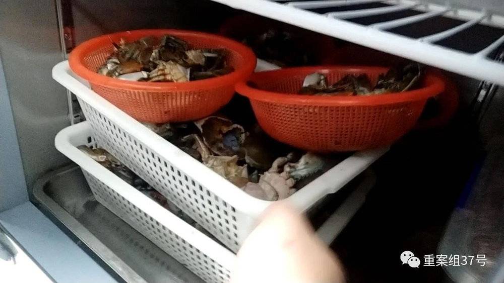 7月16日，胖哥俩肉蟹煲凯德MALL大峡谷店，前一天宰杀的螃蟹没有用完，后厨员工将剩螃蟹放在冰箱里冷藏，看起来已经不是很新鲜。| 图源水印<br>
