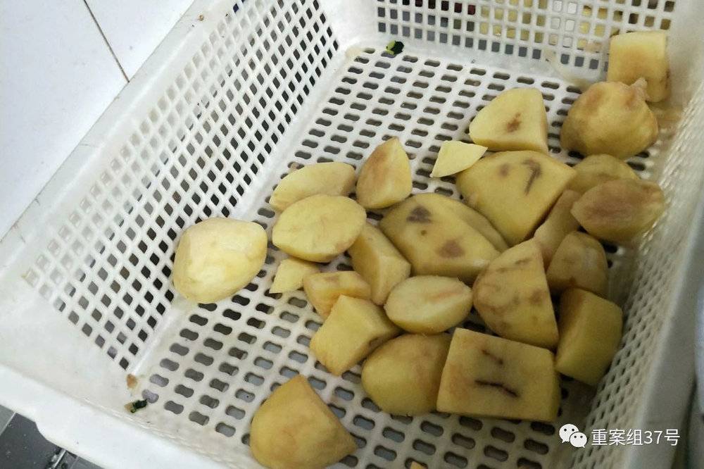 6月30日，胖哥俩肉蟹煲合生汇店，后厨员工按要求将土豆局部变质腐坏的部分切掉，剩余部分还会继续留下使用。| 图源水印<br>