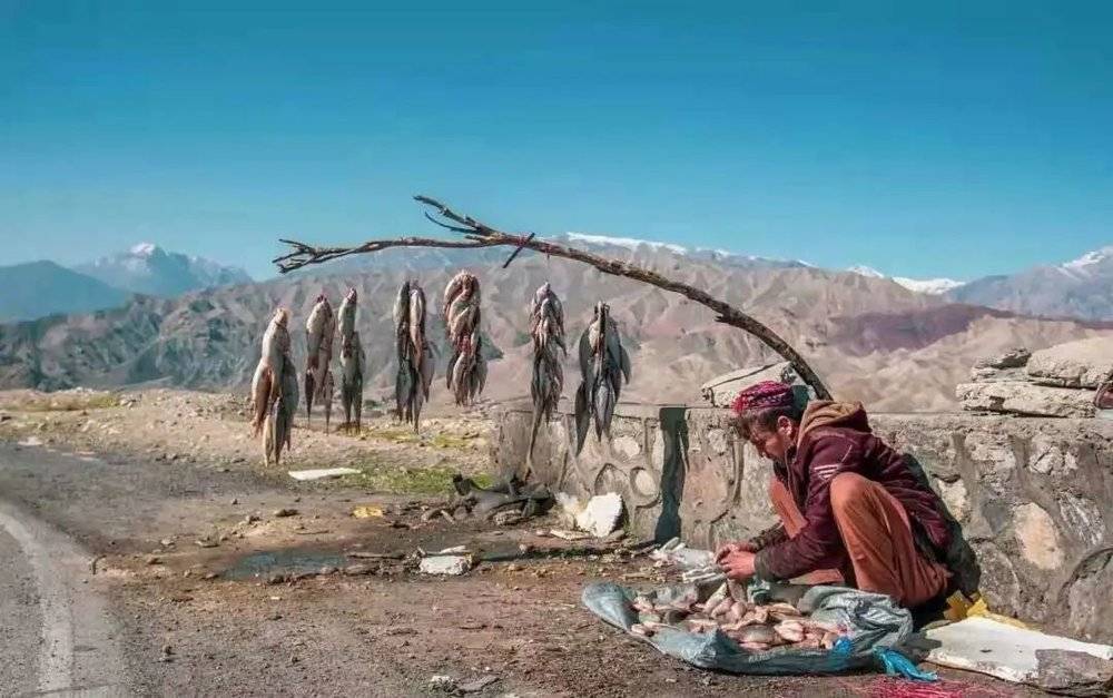 在卡披萨省与喀布尔省交界的地方叫斯如比，有个大湖泊，卖鱼的阿富汗陌生人。