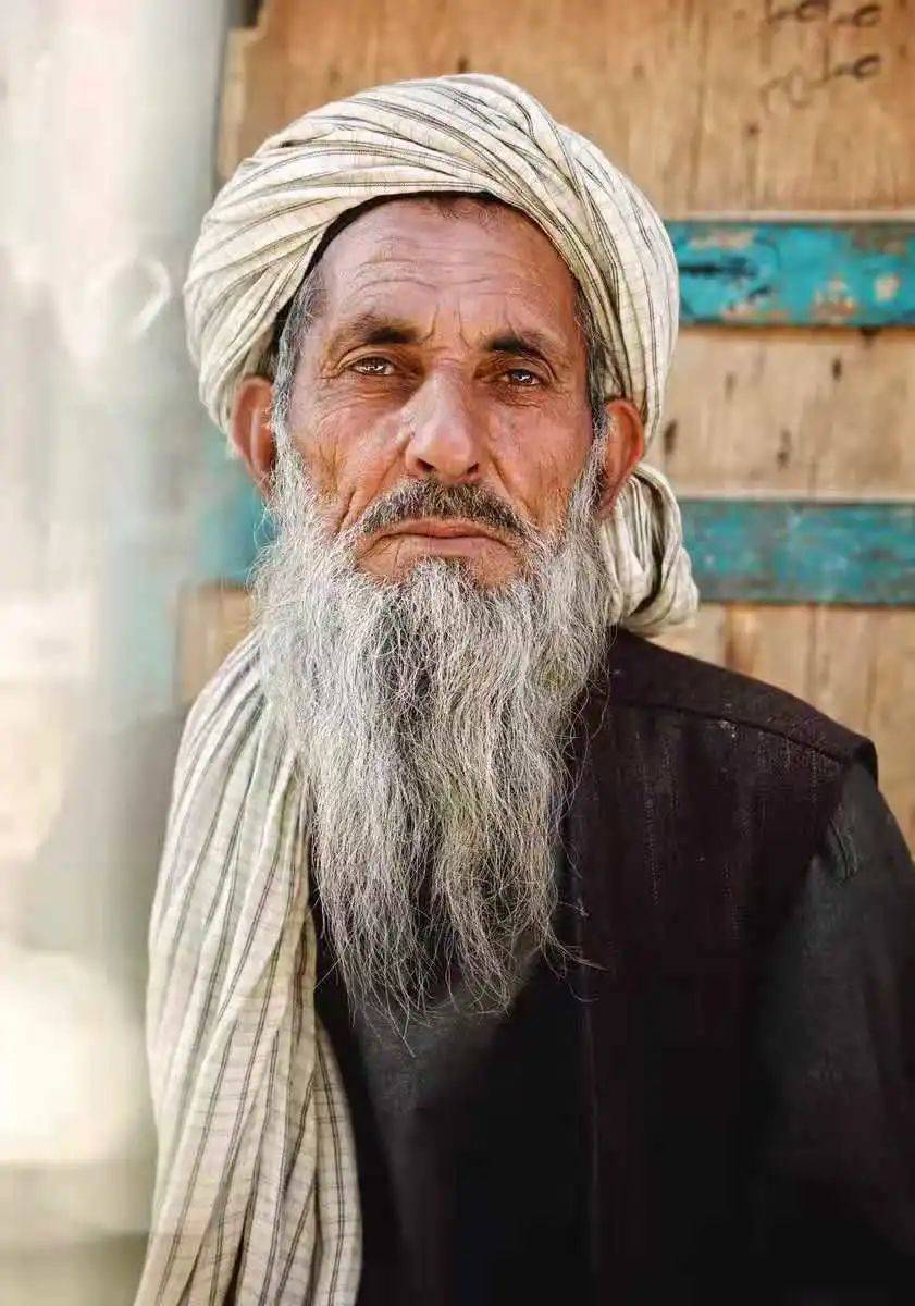 霍斯特省，霍斯特市，集市上等着卖苦力的阿富汗老人。<br>