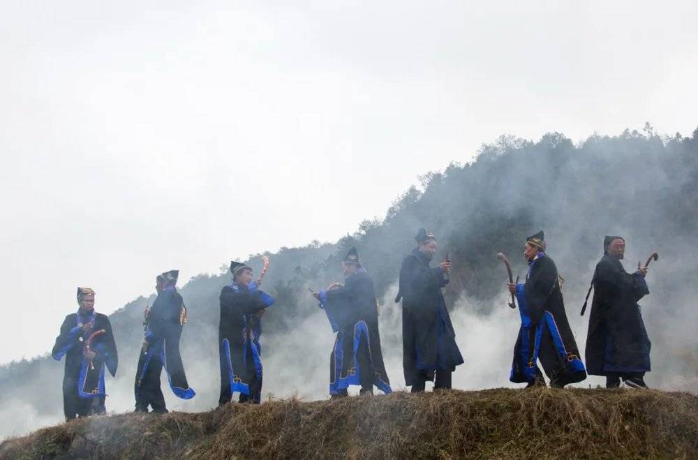 在景宁，畲族师公不会成为专职道士，只会在仪式中穿上法衣，完成身份转换。摄影/林晓红