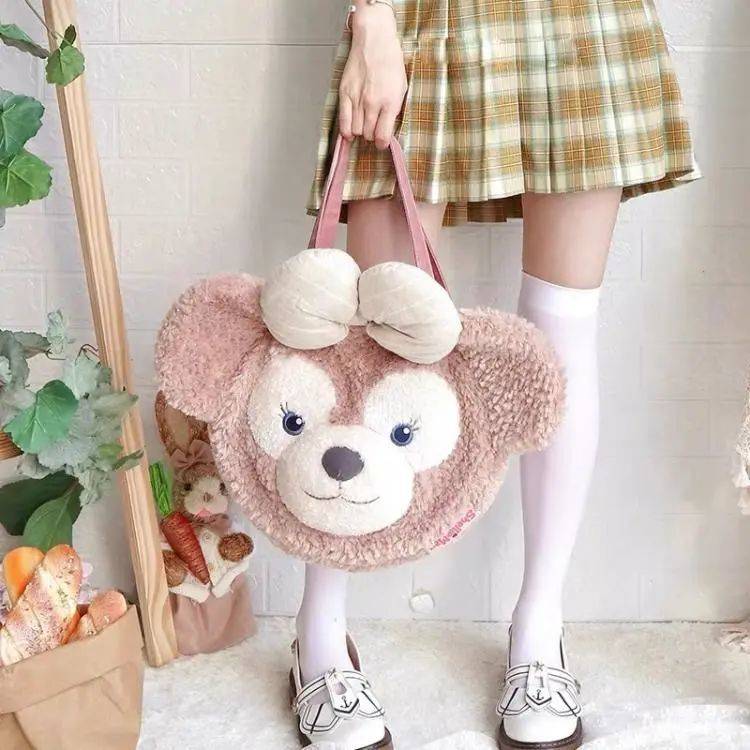 达菲熊在日本少女中人气一路飙升，它几乎成了JK制服、洛丽塔裙的“标配”。/购物网站截图 <br>