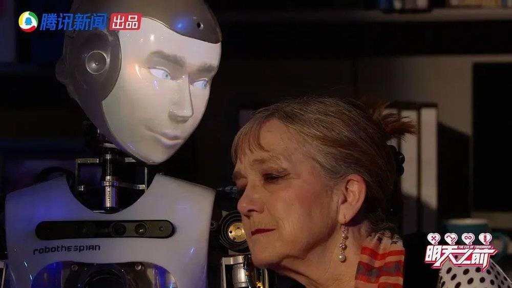 也许在未来，机器人的陪伴作用会延长、深入，甚至替代人与人之间的交流。/《明天之前》<br label=图片备注 class=text-img-note>