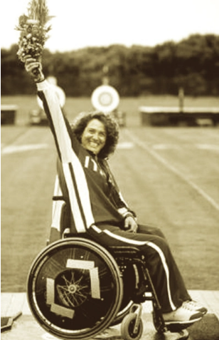 曼德维尔运动会上的获奖选手，坐着轮椅，高举花束<br>