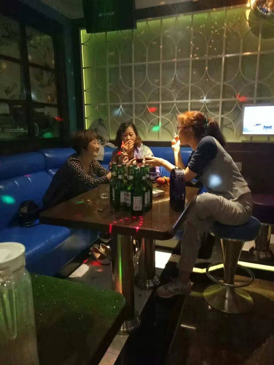 图|王桂英（左一）跟朋友们喝酒<br>
