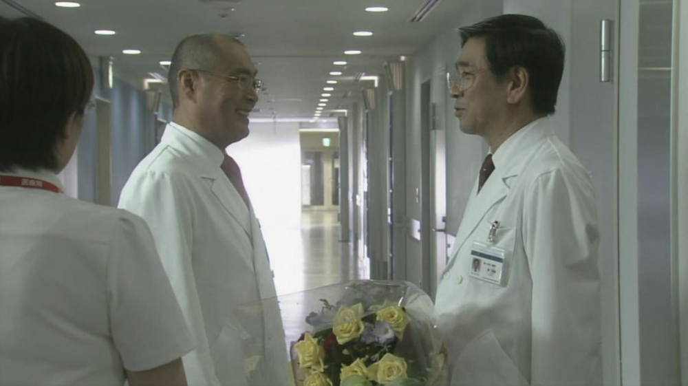 03 年电视剧中的鹈饲教授（左）与东教授（右）