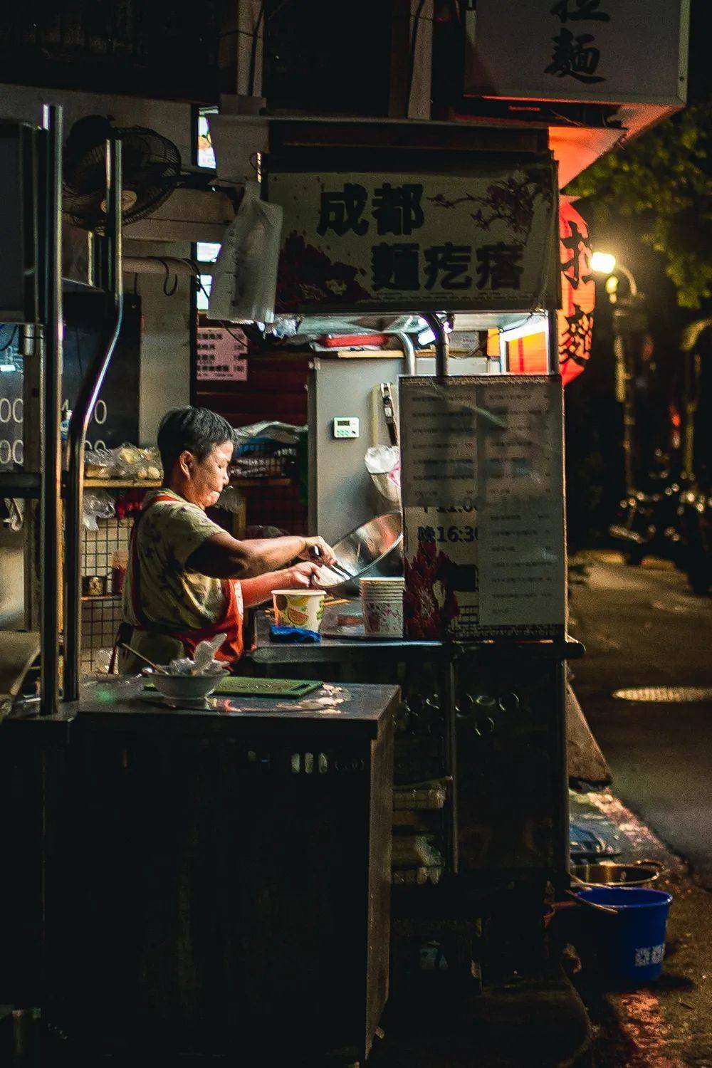 深夜里的“成都面疙瘩”。离乡背井者，最放不下的，莫过故乡的味道。 摄影/张海斌<br>