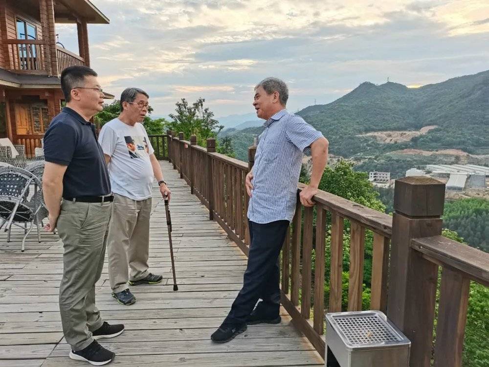 甘阳（中）与安溪乡贤廖皆明（右）、谢文哲（左）在一座茶庄园上（王铭铭摄于2021年5月）<br>