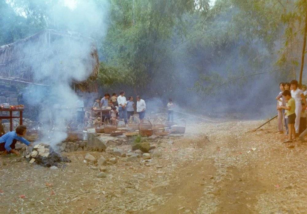 屋外树下的祀鬼活动（王铭铭摄于1991年）<br>