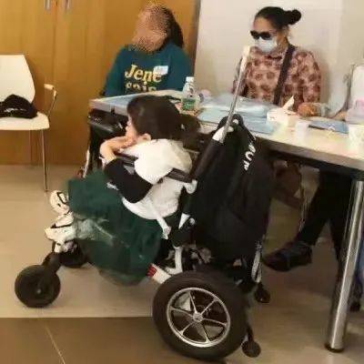 龙丹的电动轮椅椅背上插着一个杆子，她用杆子按电梯、开水龙头、捡东西…… | 残障姐妹BEST