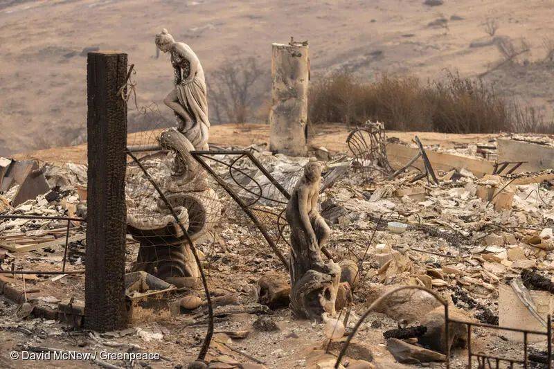 ● 2021年8月下旬，美国加州沃福德高地刚刚经历完一场最高预警级别的干旱。伊莎贝拉湖区因野火燃烧了整整一周，过火面积超过当地总面积的19%。图为火灾过后的建筑物残骸。/ 绿色和平美国办公室<br>
