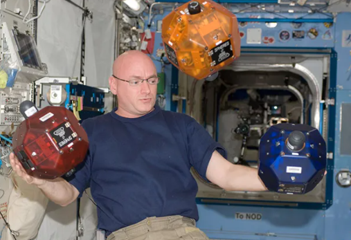 美国宇航局宇航员Scott Kelly在国际空间站上与SPHERES一起工作<br label=图片备注 class=text-img-note>