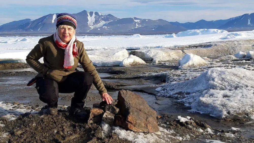 科考队负责人、瑞士实业家Christiane Leister在新发现的小岛上。图片来源：CNN Travel