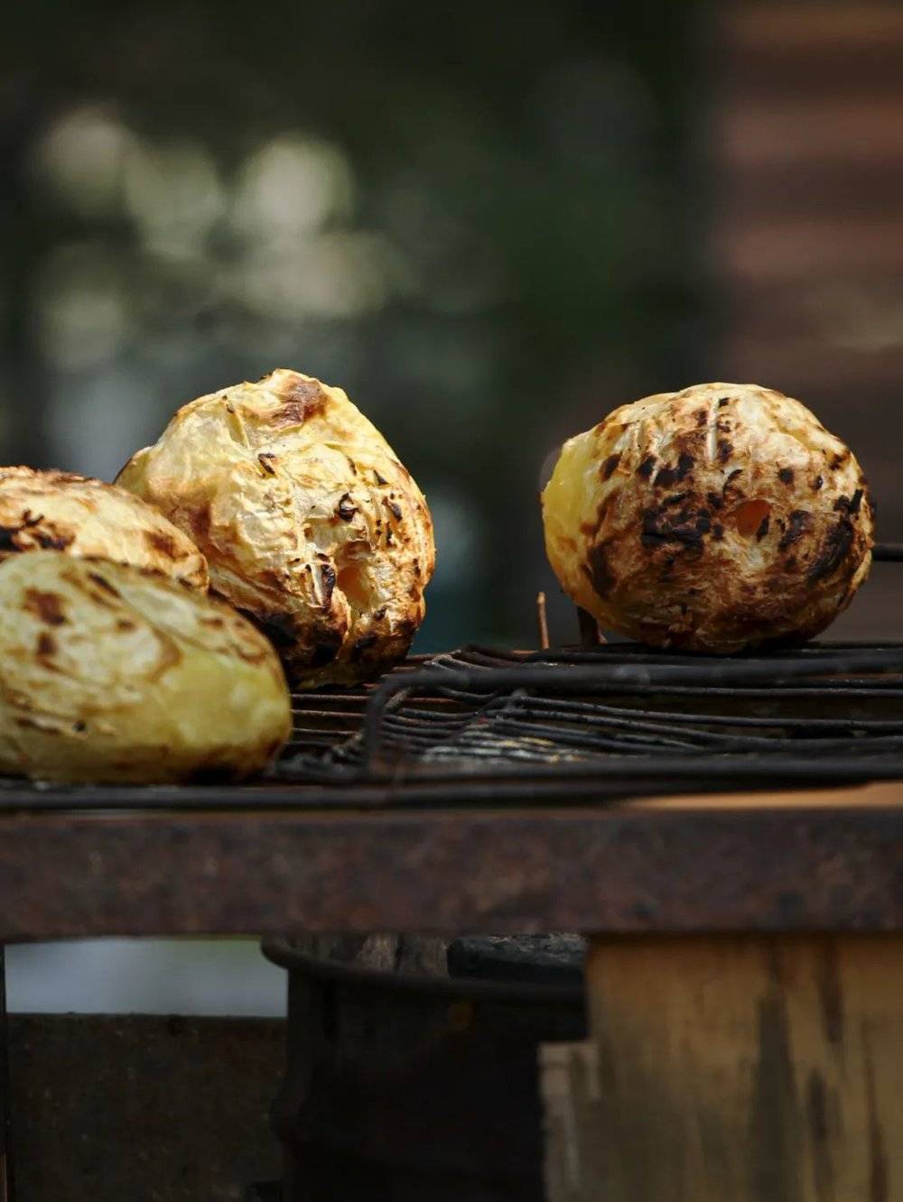想要闻土豆原始的香气，烤土豆最好不过。摄影/卢文<br>