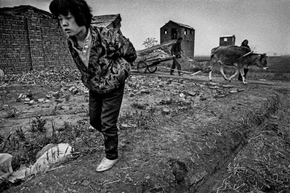 1994年 4月，安徽省临泉县城关镇刘老庙村的刘小环（11岁）为了能上学，去窑厂背砖坯赚钱。摄影/解海龙