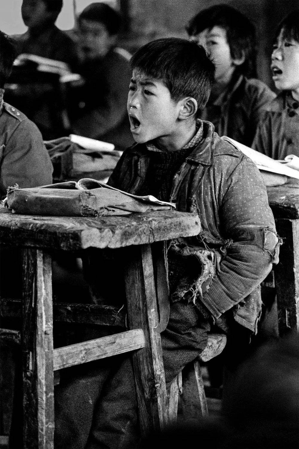 1991年 4月，河南省新县八里畈乡王里河小学的胡善辉（“大鼻涕” 8岁）在大声朗读课文。摄影/解海龙
