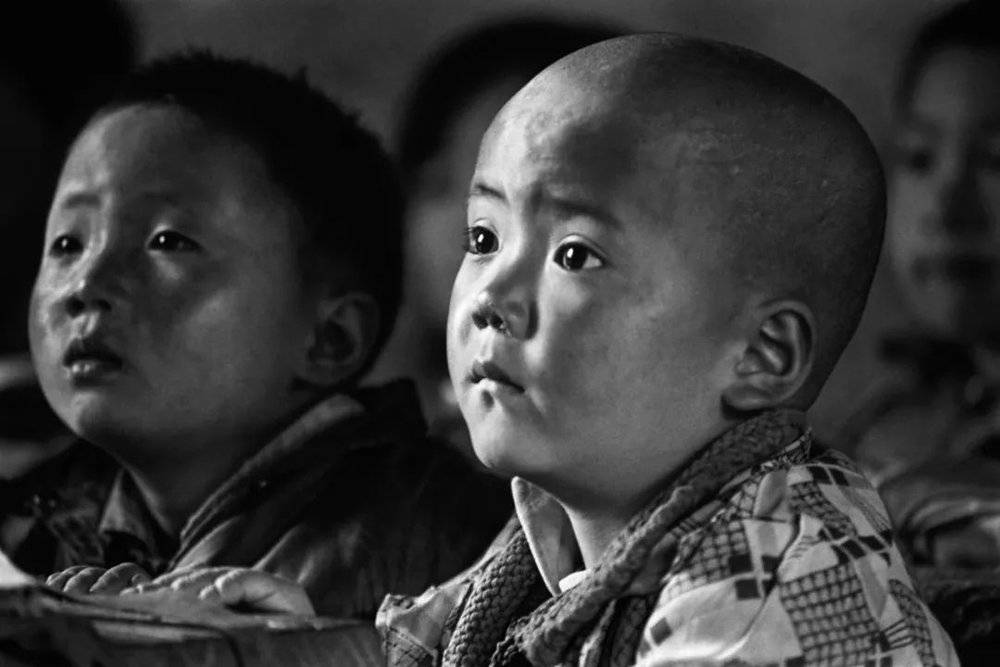 1991年 4月，安徽省金寨县南溪镇查畈村。中国每年有100万个像张天翼（“小光头” 7岁）一样聪明可爱的孩子因贫困而失学， “我想上学”是他们共同的愿望。摄影/解海龙
