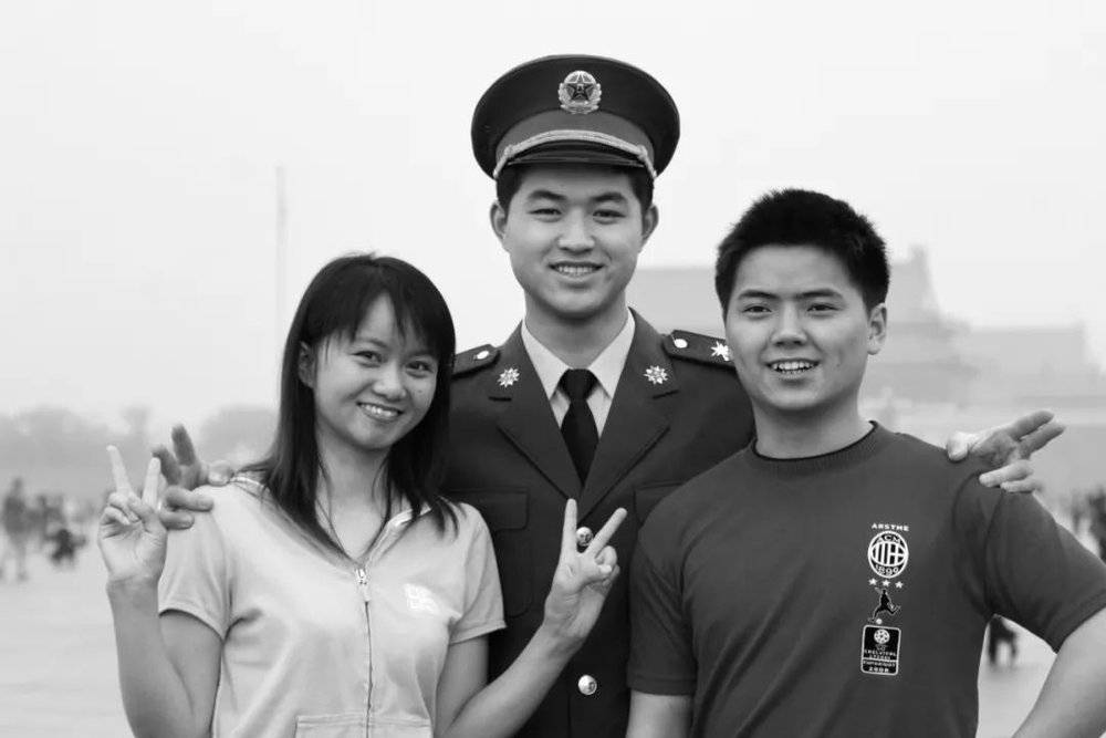 2005年5月，三位“希望工程”代言人（左起“大眼睛”“大鼻涕”“小光头”）14年后在北京团聚，并在天安门广场留影。摄影/解海龙
