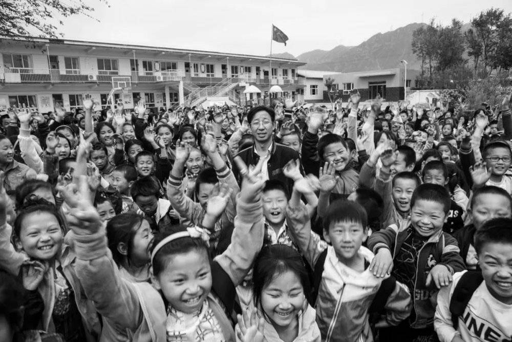 2017年5月，河北省涞源县东团堡中心学校。“希望工程”第一名受助生张胜利学成回到家乡从事教育工作，如今此校已经开始试行15年免费教育。摄影/解海龙