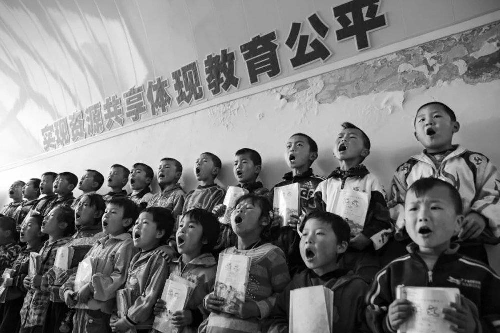 2010年5月，陕西省米脂县印门乡峁圪塔村小学的教室里张贴着“实现资源共享 体现教育公平”的标语。摄影/解海龙