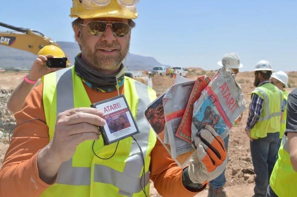 滞销的《E.T.》游戏卡带曾被雅达利掩埋在新墨西哥州的沙漠里，终于在2014年重见天日<br label=图片备注 class=text-img-note>
