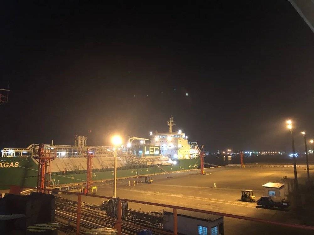 图|杨明工作的货轮停靠高雄港
