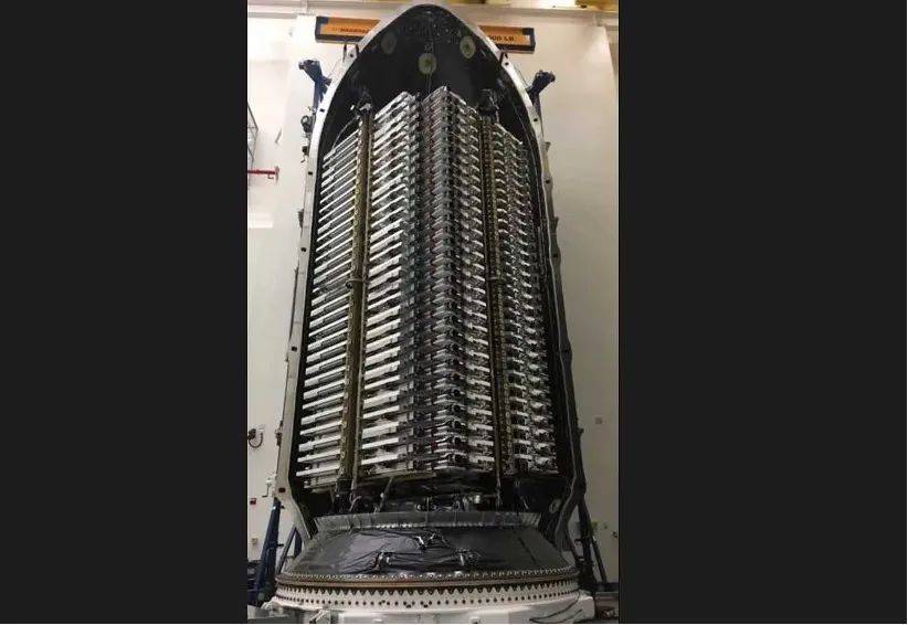 图：60颗Starlink小卫星被折叠后装入猎鹰9号火箭头部