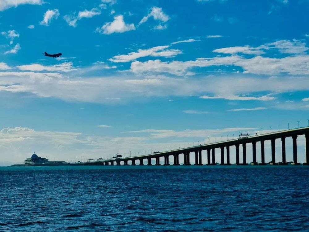 港珠澳大桥作为三地合作建设的重大跨境、跨海战略性通道，则使得珠海成为唯一与香港、澳门陆路相连的城市。横琴作为港珠澳大桥的重要桥头堡和环澳发展带，区域优势极为明显。图为港珠澳大桥。《财经》记者 焦建/摄<br>