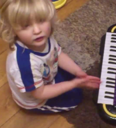 四岁时的小帕杰斯已经能够用玩具钢琴熟练弹奏《菲菲圆舞曲》的片段<br>