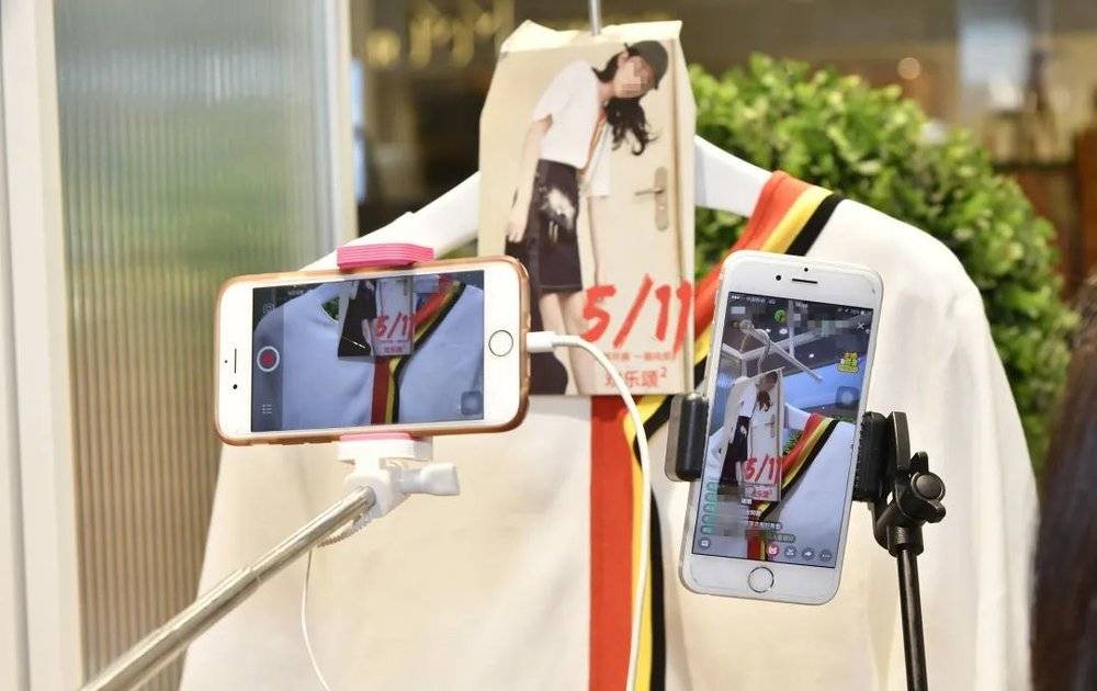 2017年5月20日，杭州商场品牌服装店，商家邀请网红直播购物，为店铺促销宣传 
