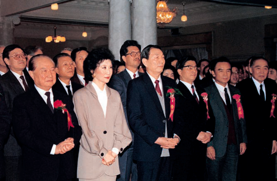 1990年12月19日，上海市前市长汪道涵、上海市委书记朱镕基、副市长黄菊、香港贸发局主席邓莲如女士、国家体改委副主任刘鸿儒等出席上交所开业仪式。