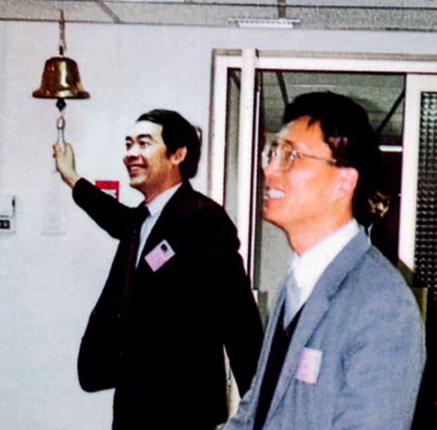 1990年12月1日，深交所试开业，开始集中交易，王健敲钟（已故）。