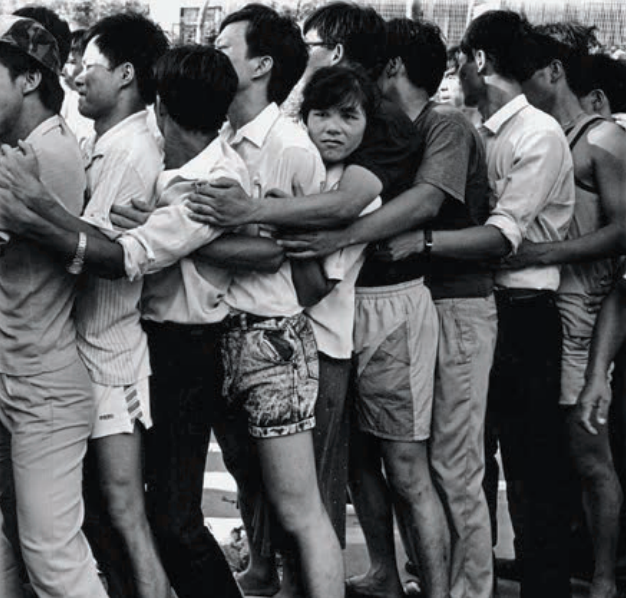1992年8月10日， 深圳特区发售新股认购抽签表，前来抢购的准股民们在各个发售网点排起长队， 抢购者前胸贴后背， 一个紧抱一个。“8·10事件”让高层意识到证券市场需要一个强力部门进行有效监管。图/ 视觉中国