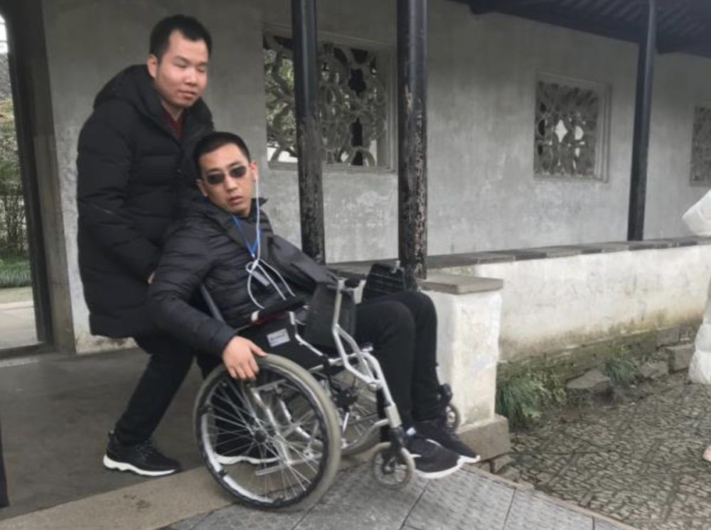 奇途无障碍的第一次无障碍城市行走活动，一名视障朋友协助咸鱼游览苏州拙政园