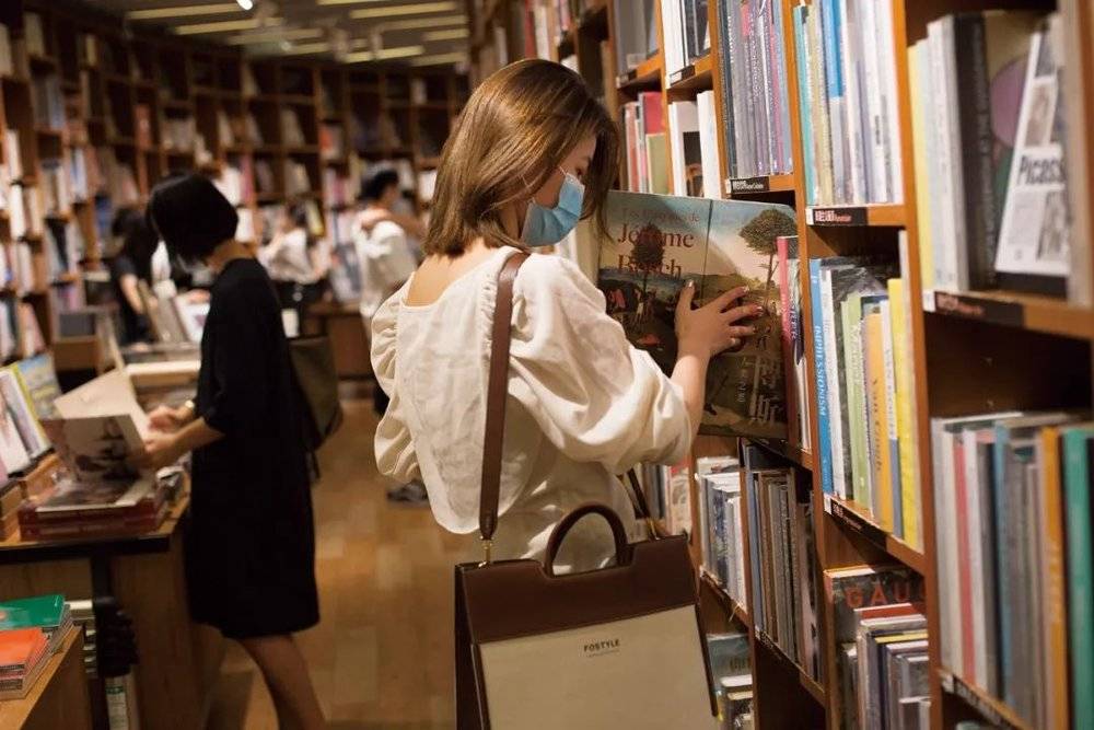 2021年8月22日，广州，读者在书店里选书。(图 / 阿灿)<br>