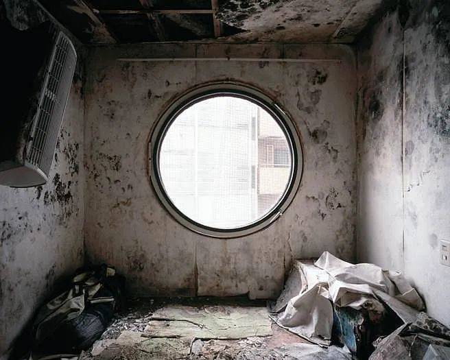 废弃的无人居住的胶囊舱©Noritaka Minami