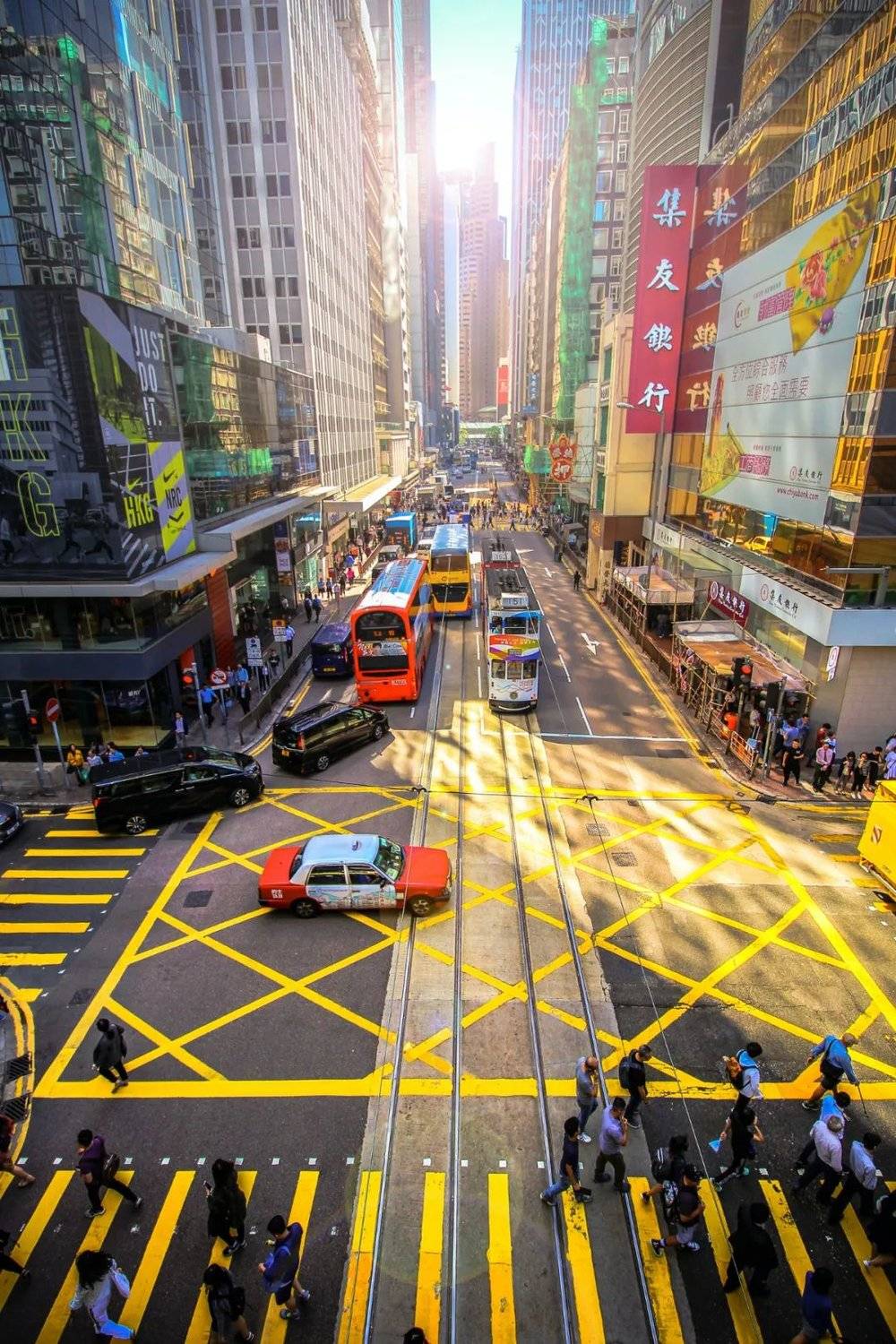 △未受疫情影响前，繁华的香港街头车水马龙。/unsplash<br>